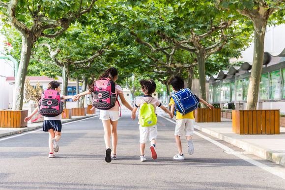 外地孩子上学户口上离婚了怎么办