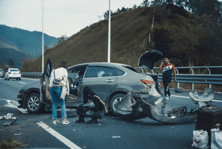 发生交通事故如何自救