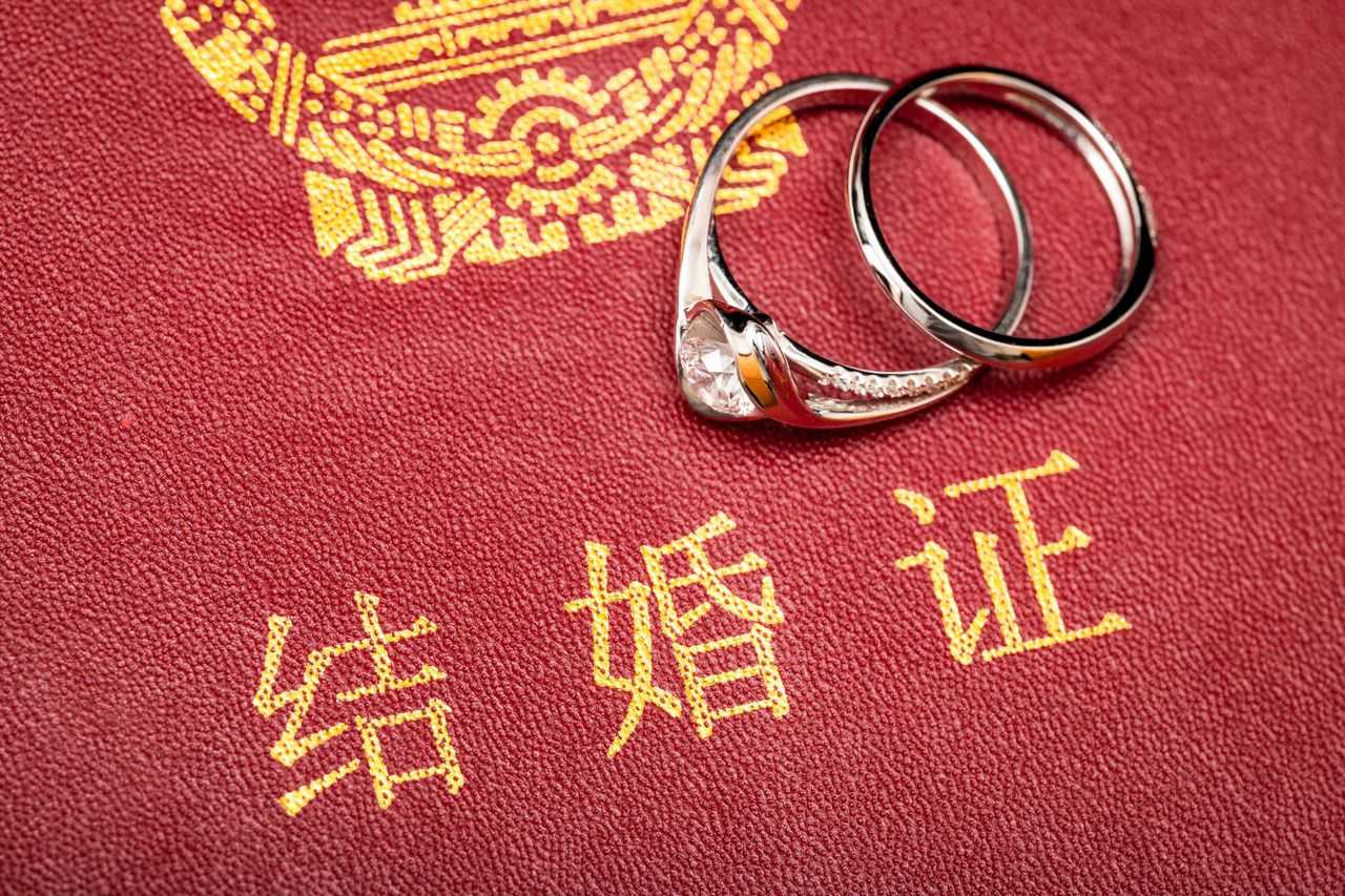 离婚证复印件可以领结婚证吗