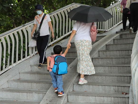 离婚刚出生孩子怎么判抚养权