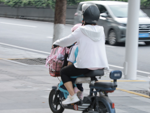 电动车载人被撞谁负责