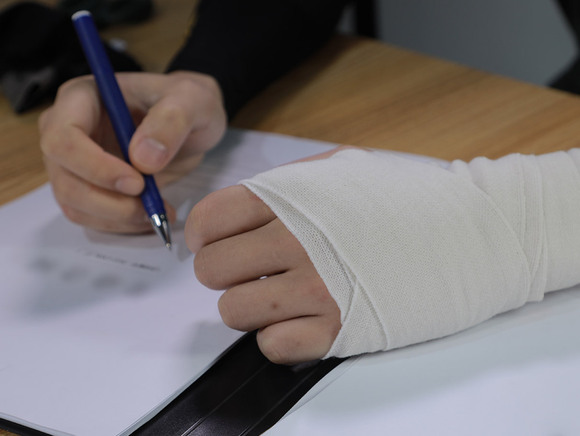 在学校上体育课摔骨折,学校要赔付吗