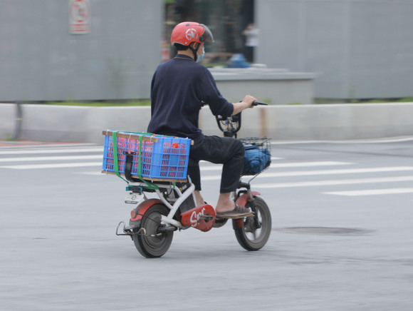 电动自行车载人被撞承担什么责任