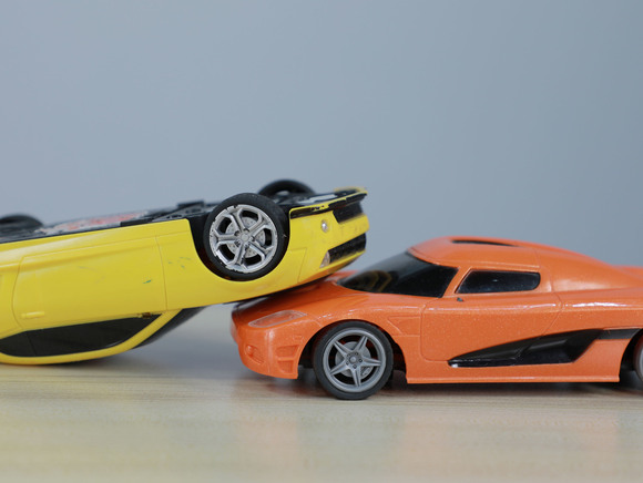 左转和对面超速车相撞，责任如何判定