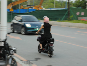 电动车碰人后被骂，是否要赔偿