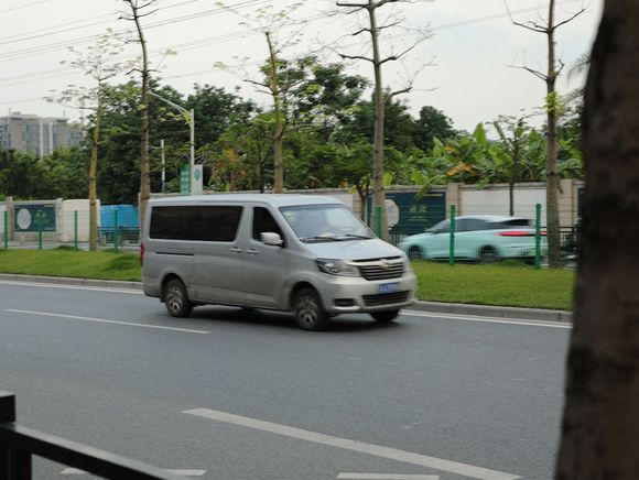 逆行车引发事故并逃离现场，怎么追究责任