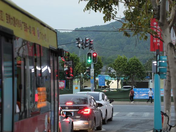 黄灯与红灯车相撞，谁的责任更大