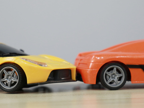 直行车与正在掉头的车相撞，谁负责