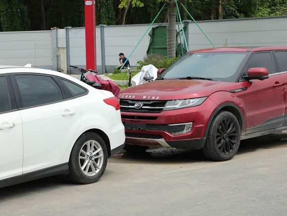 直行撞变道电瓶车，责任如何判定