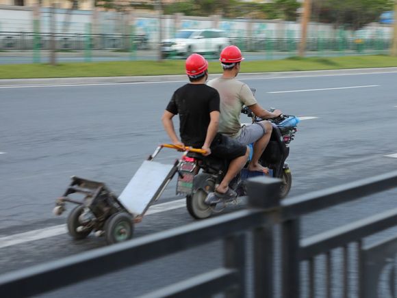 拖拉机载人上路出事故，该怎么解决