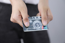 失信人员银行卡冻结后工资怎么取