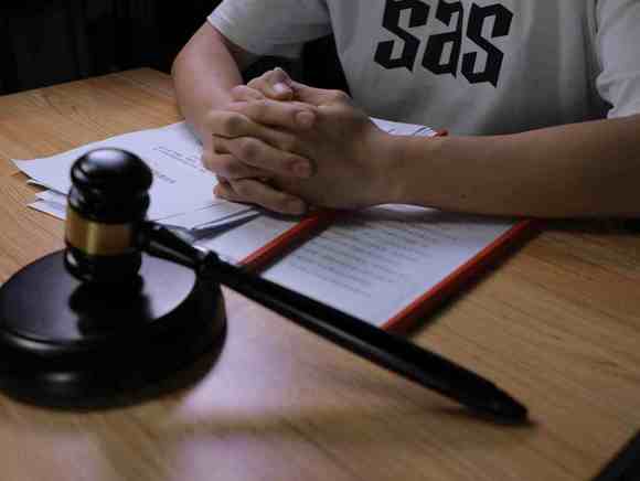 玩闹中致人腿骨折如何赔偿