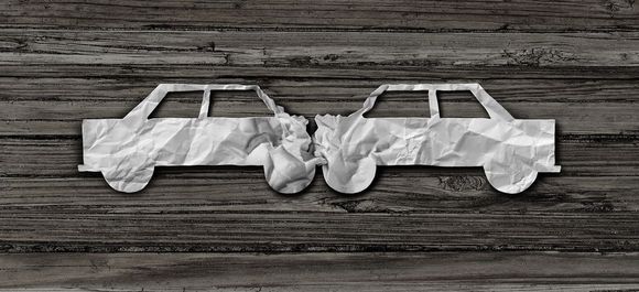 交通事故车损赔付法院判决后可以分月赔付吗