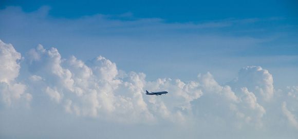 飞机晚点赔偿如何赔偿，飞机晚点可以免费退票吗