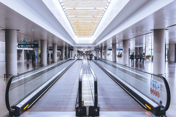 电梯坠落导致人员受伤，怎样赔偿合理