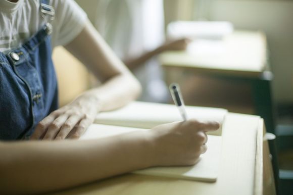 学生在学校打架受伤学校有责任吗，需要赔偿吗