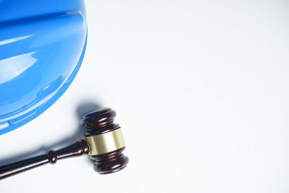 施工现场工人因挖沟机受伤谁负责