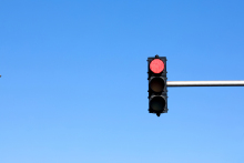 关于闯红灯的判断标准是什么