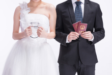 有身份证和自己的一页户口簿可以领结婚证吗
