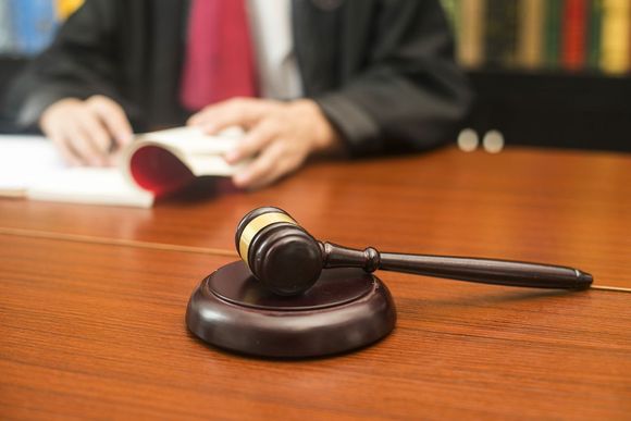 民事诉讼法院联系不到被告本人如何解决