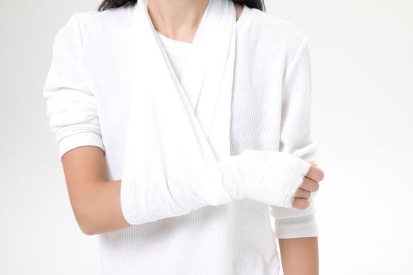 工地事故致使腿折赔偿都包含什么