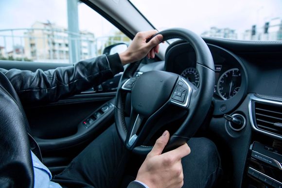 开车门引发交通事故怎么办