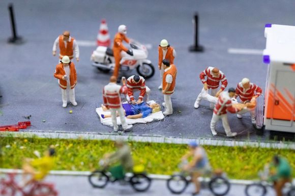 环卫工人被电动车撞了，怎么办