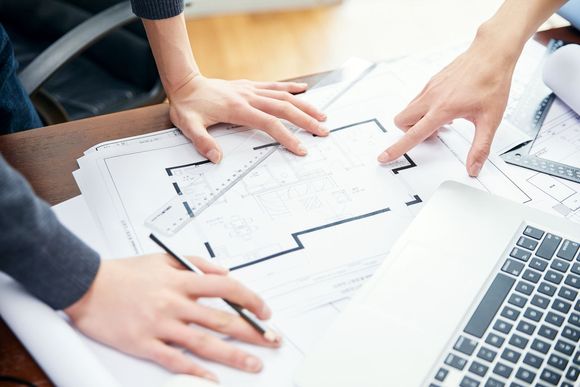 建设工程勘察设计合同中,属于承包人责任的是