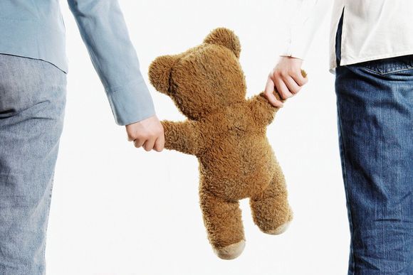 孩子归女方,男方把孩子抢走了如何解决
