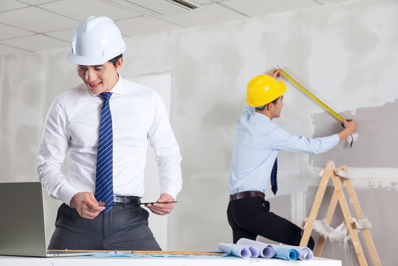 建筑工人施工受伤谁应承担责任